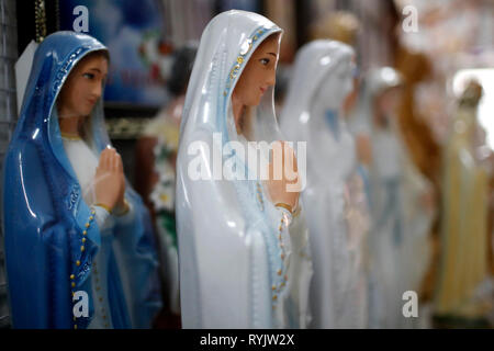 Magasin de vente d'articles religieux chrétiens. Sainte Vierge des statues. Ho Chi Minh Ville. Le Vietnam. Banque D'Images