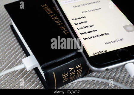 Bible Bible papier et numérique app sur smartphone. Banque D'Images