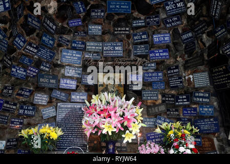 L'église de saint Philippe ( Huyen Sy Church ). Copie de la grotte de Massabielle. Ex-voto. Ho Chi Minh Ville. Le Vietnam. Banque D'Images