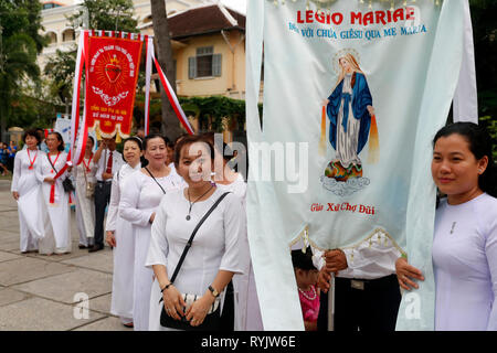 L'église de saint Philippe ( Huyen Sy Church ). La fête de l'Assomption de la Vierge Marie. Procession. Ho Chi Minh Ville. Le Vietnam. Banque D'Images