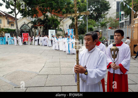L'église de saint Philippe ( Huyen Sy Church ). La fête de l'Assomption de la Vierge Marie. Procession. Ho Chi Minh Ville. Le Vietnam. Banque D'Images