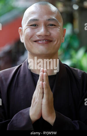 Ho Phap temple bouddhiste. Smiling un moine en prière. Notre annuaire d'entreprises. Le Vietnam. Banque D'Images