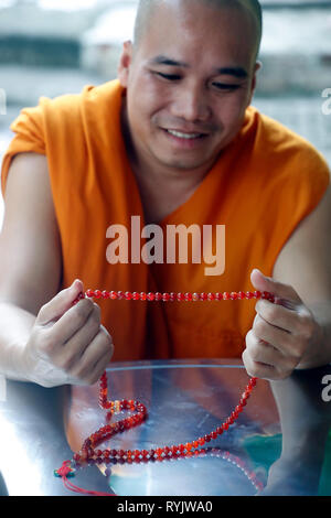 Ho Phap temple bouddhiste. Moine en prière avec le chapelet ( Mala). Notre annuaire d'entreprises. Le Vietnam. Banque D'Images