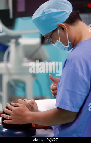 Tam Duc cardiologie Hôpital. La radiologie diagnostique. L'angiographie. Ho Chi Minh Ville. Le Vietnam. Banque D'Images