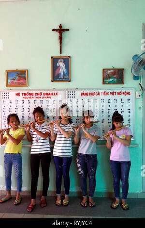 Centre pour enfants aveugles dirigées par des enfants. Les jeunes filles jouant de la musique. Ho Chi Minh ville. Le Vietnam. Banque D'Images