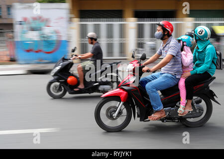 Famille vietnamienne sur une moto. Ho Chi Minh Ville. Le Vietnam. Banque D'Images