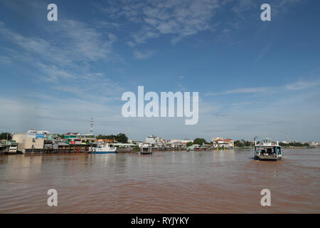 Traversier sur le delta du Mékong. Chau Doc. le Vietnam. Banque D'Images