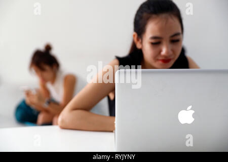 Femme au travail sur un Mac Book. Ho Chi Minh Ville. Le Vietnam. Banque D'Images