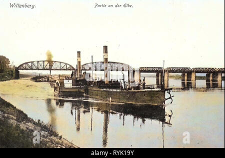 Elbbrücken Wittenberg (Baujahre 1846, 1859), les ponts en Saxe-Anhalt, Paddle steamers de l'Allemagne, l'Elbe à Wittenberg, 1913, la Saxe-Anhalt, Wittenberg, Elbe mit Brücke und Schleppzug Banque D'Images