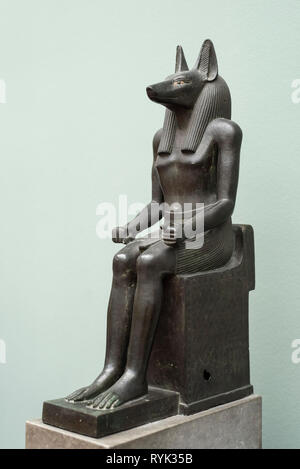 Copenhague. Le Danemark. Statue de la tête de chacal égyptien -dieu Anubis, 664-525 BC (probablement 26e dynastie). Ny Carlsberg Glyptotek. Findspot inconnu. Banque D'Images
