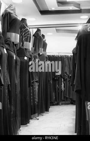 Tchador noir dans un magasin à Muscat, Oman Banque D'Images