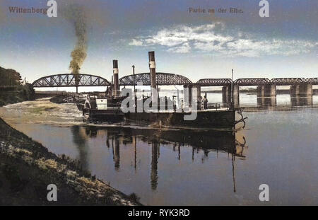 Elbbrücken Wittenberg (Baujahre 1846, 1859), les ponts en Saxe-Anhalt, Paddle steamers de l'Allemagne, l'Elbe à Wittenberg, barges de l'Allemagne, 1914, la Saxe-Anhalt, Wittenberg, Elbe mit Schleppzug und Brücke Banque D'Images