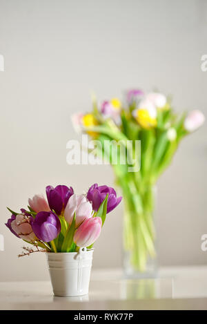 Tulip fleurs dans vase sur tableau blanc Banque D'Images