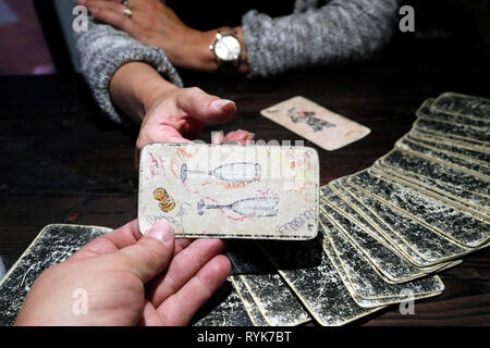 Diseuse pose cartes sur table. La France. Banque D'Images