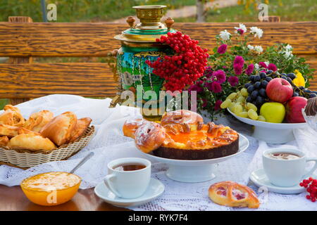 Plateau avec du miel, des viennoiseries et samovar Banque D'Images
