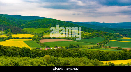 Superbe vue panoramique sur le paysage de la vallée de la Werra. Vert, jaune et brun des champs cultivés entourée par la forêt et la Hesse du Nord faible... Banque D'Images