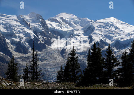 Vallée de Chamonix, Alpes Françaises. Le massif du Mont Blanc vu de Planpraz. Glacier des Bossons. La France. Banque D'Images