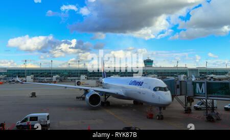 MUNICH, Bavière, Allemagne - Mars 13, 2019 : Airbus A350-900 Lufthansa Bochum avion bimoteur avec passerelle d'embarquement de l'aéroport de Munich. Banque D'Images