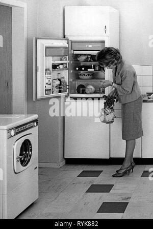 Cuisine et ustensiles de ménage, femme au foyer, les jeunes en cuisine avec appareils ménagers par 'AEG', 1960 Additional-Rights Clearance-Info-Not-Available- Banque D'Images