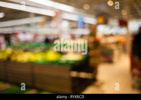 Arrière-plan flou du supermarché aux couleurs vives. Le caissier, gueues au magasin. Vente temps concept. Banque D'Images