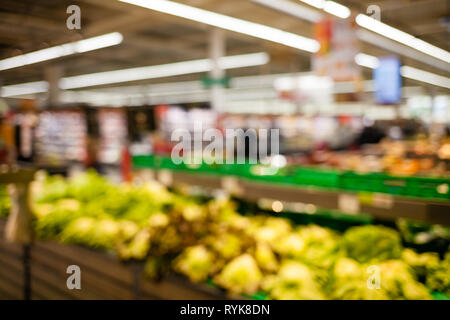 Arrière-plan flou du supermarché aux couleurs vives. Le caissier, gueues au magasin. Vente temps concept. Banque D'Images