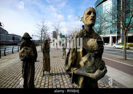 Rowan Gillespies sculptures du Mémorial de la Famine de Dublin à l'extérieur de l'édifice l'IFSC Dublin République d'Irlande Banque D'Images