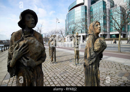 Rowan Gillespies sculptures du Mémorial de la Famine de Dublin à l'extérieur de l'édifice l'IFSC Dublin République d'Irlande Banque D'Images