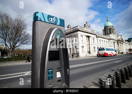 Dublin Bikes vélos publics régime de location près de la custom house Dublin République d'Irlande europe Banque D'Images