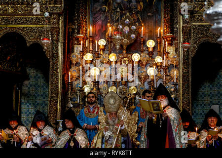 Célébration de Pâques Jeudi au St James's cathédrale orthodoxe arménienne, Jérusalem, Israël. Banque D'Images