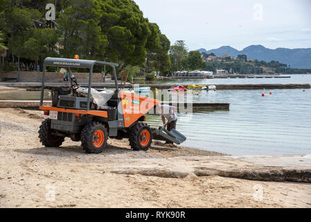 Effacement de la plage de sable près de la Pine walk à Pollensa, Majorque, Espagne. Banque D'Images