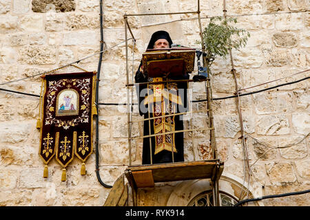 Célébration de Pâques grecque orthodoxe jeudi à l'extérieur du Saint Sépulcre à Jérusalem, Israël. Banque D'Images