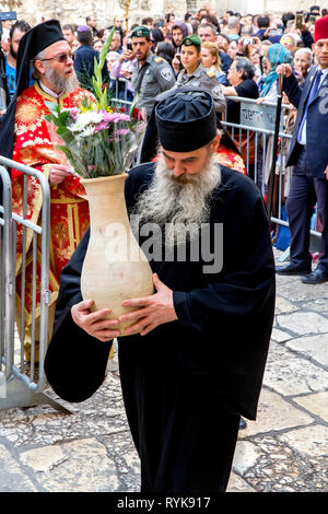 Célébration de Pâques grecque orthodoxe jeudi à l'extérieur du Saint Sépulcre à Jérusalem, Israël. Banque D'Images