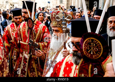 Célébration de Pâques grecque orthodoxe jeudi à l'extérieur du Saint Sépulcre à Jérusalem, Israël. Banque D'Images