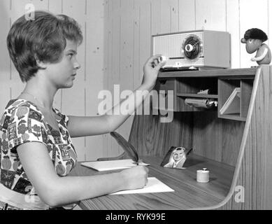 Broadcast, radio, radio, Philips Philitina B1D12A, adolescent à l'excursions à la recherche d'une gare, l'Allemagne, 1961 Additional-Rights Clearance-Info,--Not-Available Banque D'Images