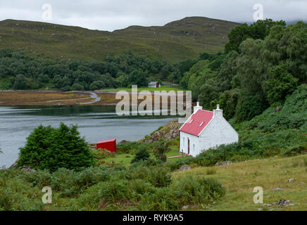 Cottage blanc avec toit rouge, Inverbain, Shieldaig, les Highlands écossais. Banque D'Images