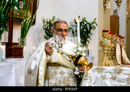 Le père Émile Shoufani célébrant la myrrhe porteurs' dimanche dans l'Eglise grecque catholique melkite de Nazareth (église), la Galilée, en Israël. Banque D'Images