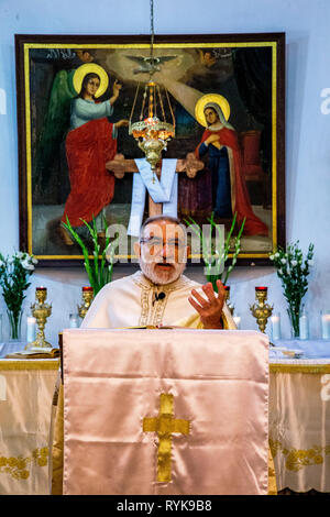 Le père Émile Shoufani célébrant la myrrhe porteurs' dimanche dans l'Eglise grecque catholique melkite de Nazareth (église), la Galilée, en Israël. Banque D'Images