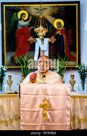 Le père Émile Shoufani célébrant la myrrhe porteurs' dimanche dans l'Eglise grecque catholique melkite de Nazareth (église), la Galilée, en Israël. Banque D'Images