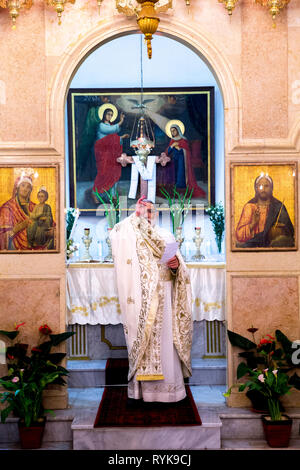 Le père Émile Shoufani célébrant la myrrhe porteurs' dimanche dans l'Eglise grecque catholique melkite de Nazareth (église), la Galilée, en Israël. Banque D'Images