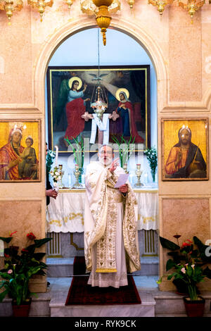 Le père Émile Shoufani célébrant la myrrhe porteurs' dimanche dans l'Eglise grecque catholique melkite de Nazareth (église), la Galilée, en Israël. Banque D'Images