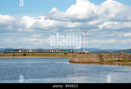 Voir d'Arnside pier et viaduc de chemin de fer, la baie de Morecambe, Arnside, Cumbria, Angleterre. Banque D'Images