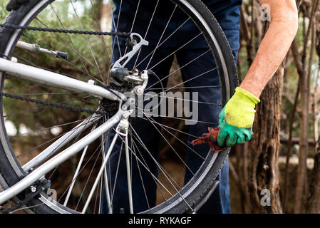 Nettoyage des pneus vélo homme pour la nouvelle saison Banque D'Images