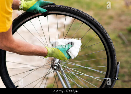 Nettoyage des pneus vélo homme pour la nouvelle saison Banque D'Images