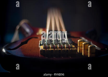 Un autre portrait de bois naturel guitare basse électrique Banque D'Images