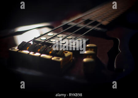 Close up of natural wood guitare basse électrique Banque D'Images