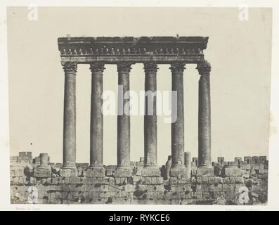 Baalbeck (Héliopolis), Colonnade du Temple du Soleil ; Syrie. Maxime Du Camp (Français, 1822-1894) ; imprimé par l'Imprimerie Photographique de Blanquart-Evrard (Français, fondée 1851). Date : 1849-1851. Dimensions : 16,7 × 21,9 cm (image/papier) ; 30 × 42,9 cm (page d'album). La plaque d'impression sur papier salé, 121 à partir de l'album 'Egypte, Syrie et Palestine, Frederik' (1852). Origine : France. Musée : le Chicago Art Institute, Chicago, USA. Banque D'Images