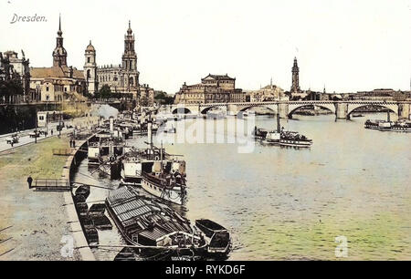 Terrassenufer, Dresde, l'extérieur de l'Église Hofkirche (Dresde), Saxon Ständehaus, Ehemaliges Heizkraftwerk Dresde Altstadt, barges, de l'Allemagne, Unidentified steamships, Semperoper, images historiques, Augustusbrücke Yenidze, 1915, Terrassenufer mit Hofkirche, Dampfern, Oper, Brücke Banque D'Images