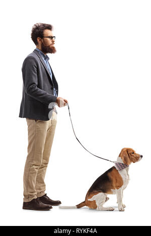 Profil de pleine longueur tourné d'un homme barbu debout avec un chien beagle en laisse isolé sur fond blanc Banque D'Images