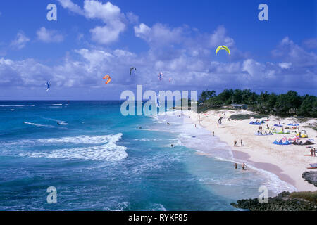 Kite surfeurs à Silver Sands Beach Barbados Banque D'Images