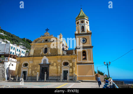 Voir l'église de San Gennaro avec une tour et toit arrondi à Vettica Maggiore Praiano, Italie Banque D'Images